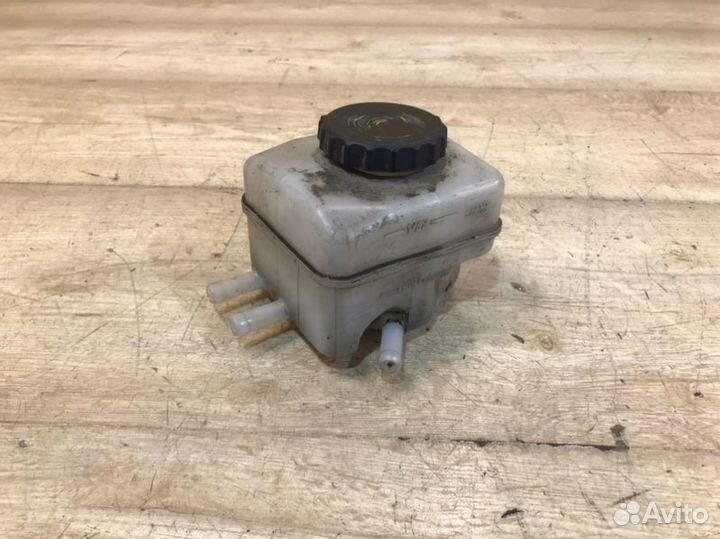 Бачок главного тормозного цилиндра Lexus Rx300 1