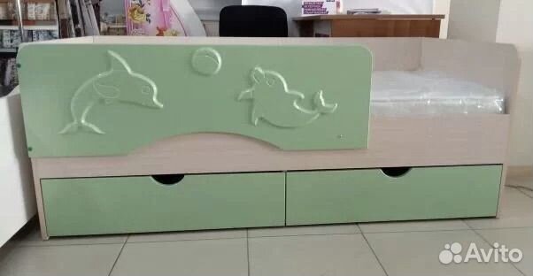 Детская кроватка с выдвижным ящиком