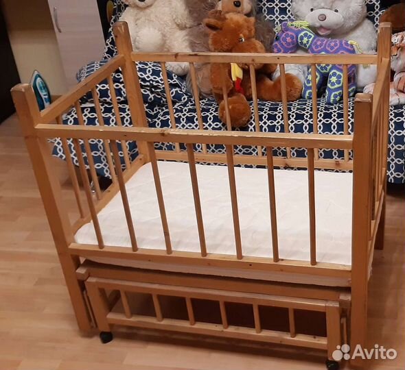 Детская колыбель с маятником