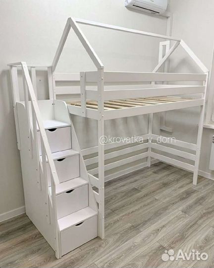 Кровать чердак с лестницей комод