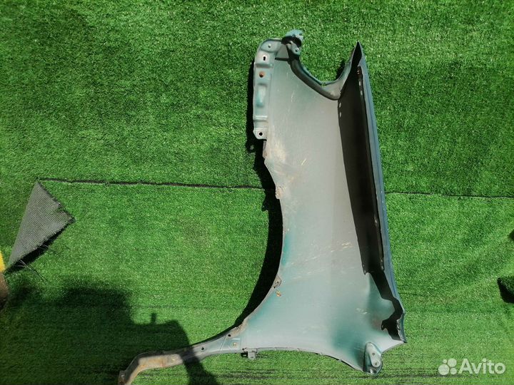 Крыло переднее правое toyota Ipsum SXM15 царапины