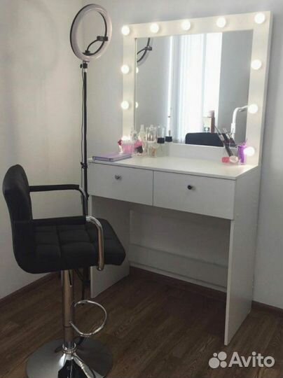 Столик для макияжа