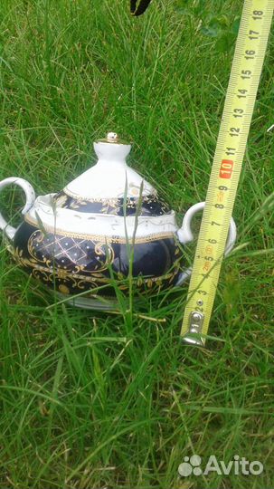 Сахарница, чайная пара, кружки, напольная ваза