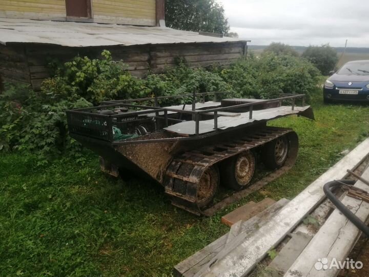 Гусеничный бортповоротный вездеход