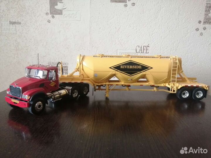 Модель автомобиля mack 1/36