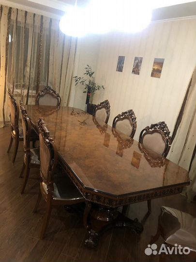 Стол и стулья