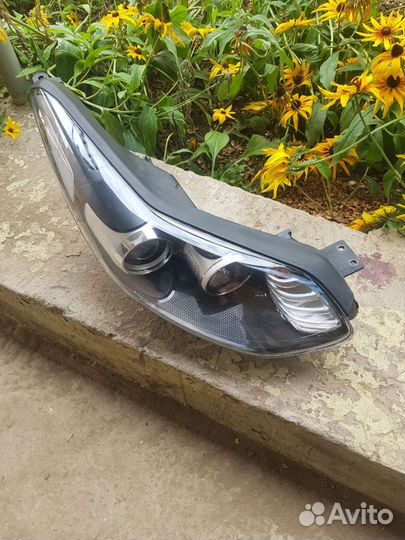 Правая фара на кия спортейдже4 ксенон