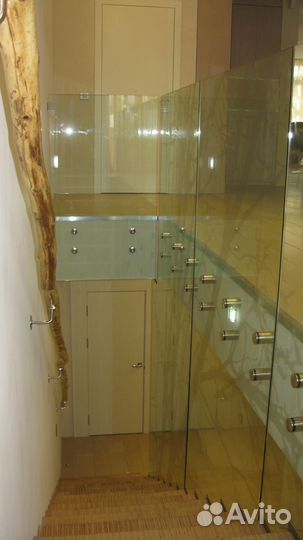 Стеклянное ограждение лестниц