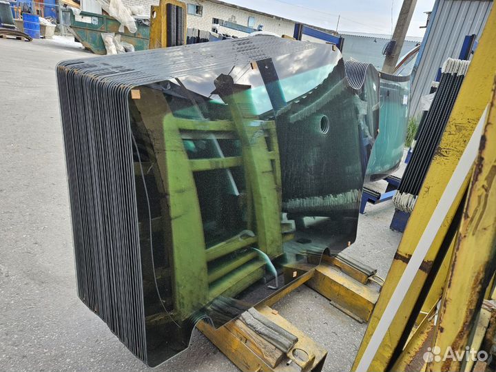 Стекло дверное правое экскаватор-погрузчик maxbull