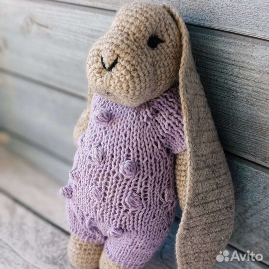 Вязаные игрушки ручной работы. Зайка