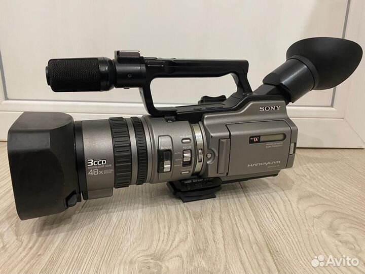 Видеокамера Sony DCR-VX2100E