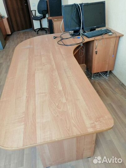 Компьютерные столы и тумбы б/у