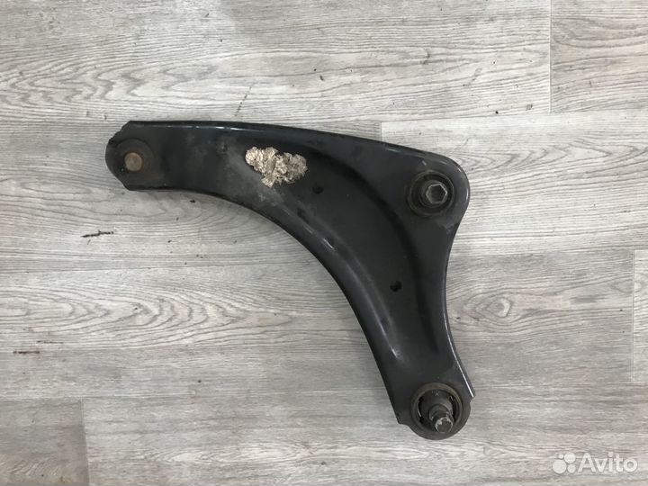 Рычаг передний левый на Nissan Juke