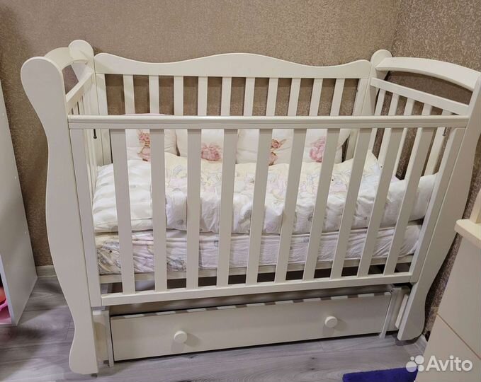 Детская кроватка с маятником и ящиком