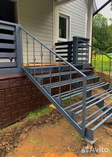 Лестница с забежными ступенями в коттедж