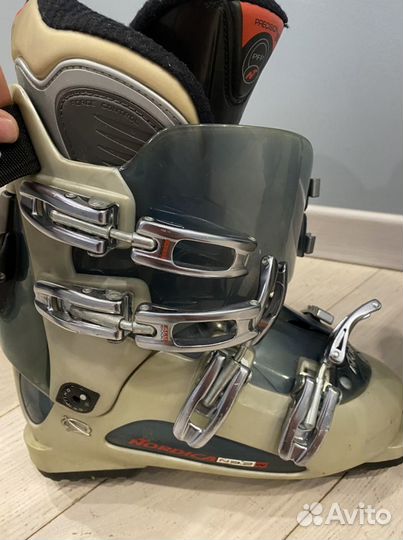 Горнолыжные ботинки и горные лыжи