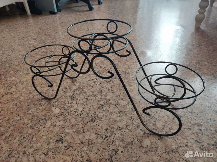 Металлическая подставка для цветов напольная