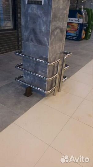 Ограждение из стали с деревянным поручнем