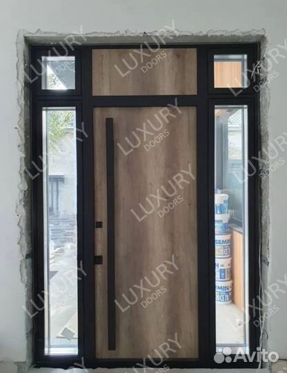 Парадная металлическая входная дверь с фрамугой