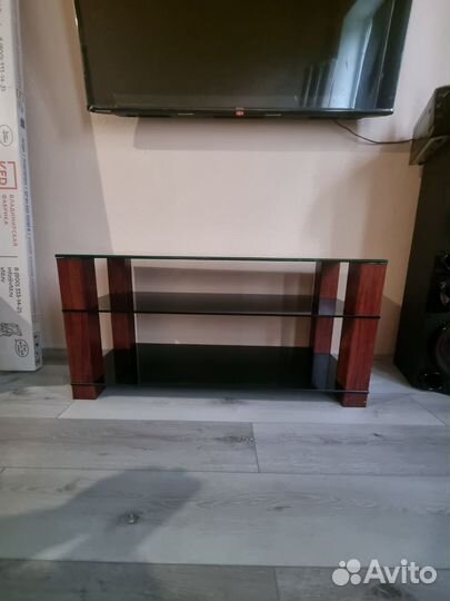 Стеклянная тумба под тв