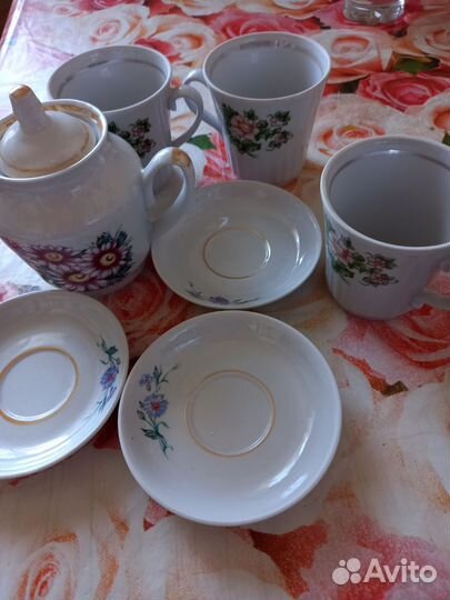 Сервиз чайный, 3 чашки с блюдами и чайник