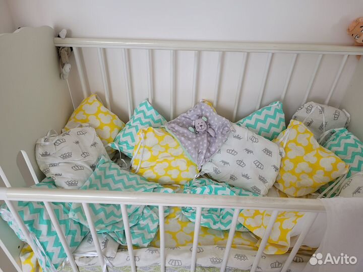 Детская кроватка с маятником