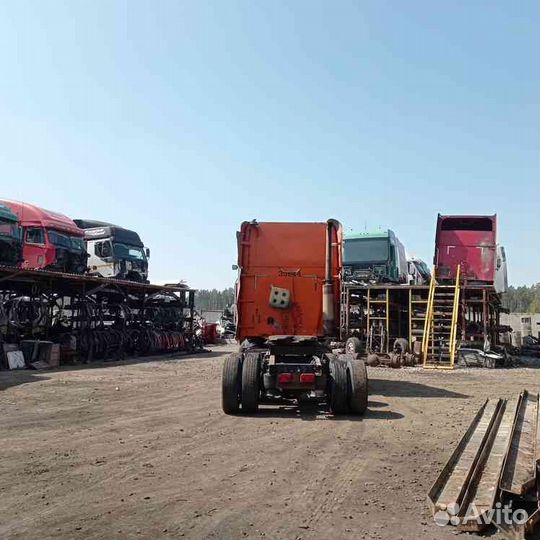 Тягач Freightliner в разбор
