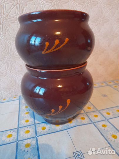 Два керамических горшка и две форфоровые пиалы