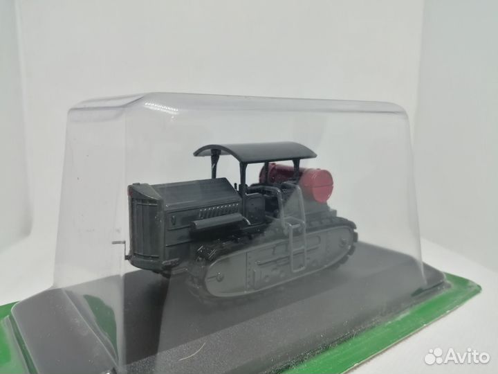 Модель Гусеничный трактор-тягач «Коммунар»