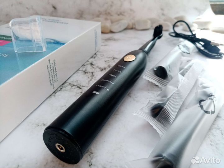 Электрическая зубная щетка с 4 насадками