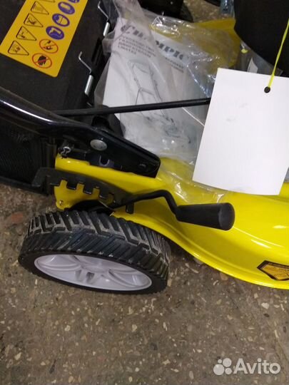 Газонокосилка бензиновая Champion LM 4122