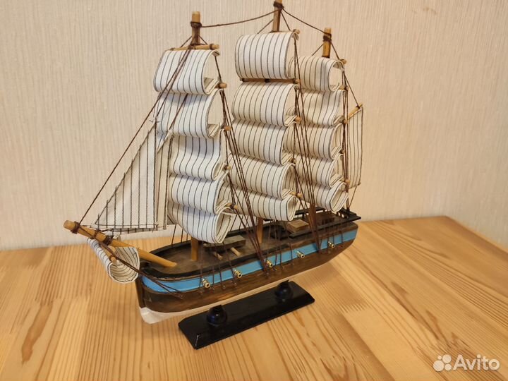 Деревянная модель корабля на подставке