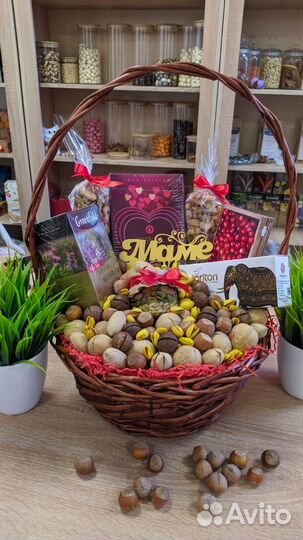 Подарочная корзина: орехи, сладости, мед