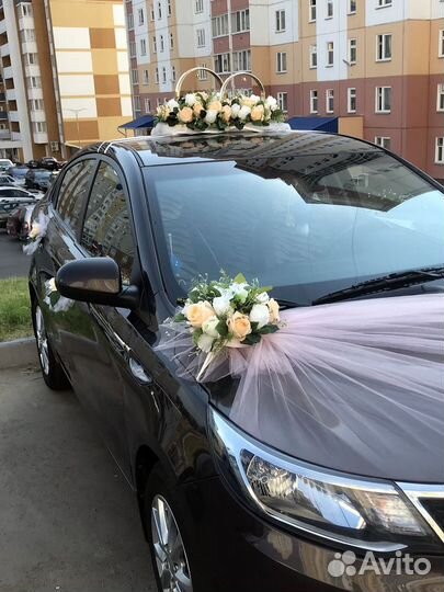 Свадебные украшения нежные на машину