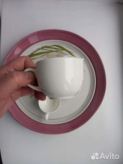 Кофейные чашки и блюдца