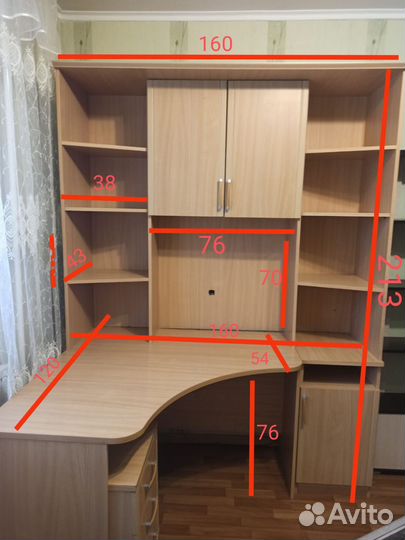 Угловой письменный стол с полками