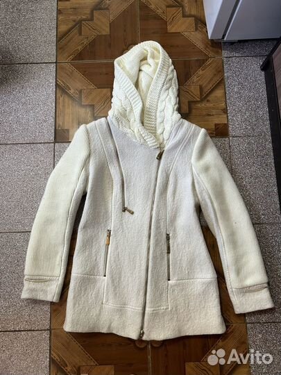 Классная белая куртка 48