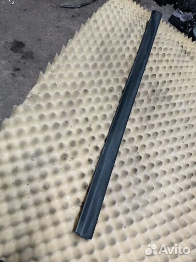 Молдинг двери передней правой volkswagen Golf III