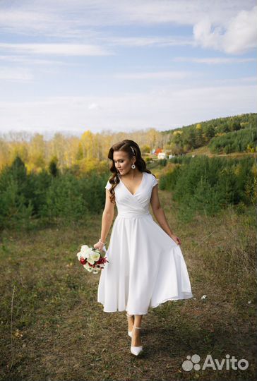 Свадебное платье с вырезом