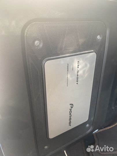 Сабвуфер и усилитель в автомобиль