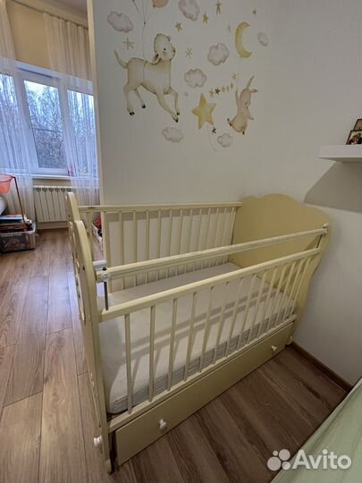 Детская кровать с маятником и ящиком