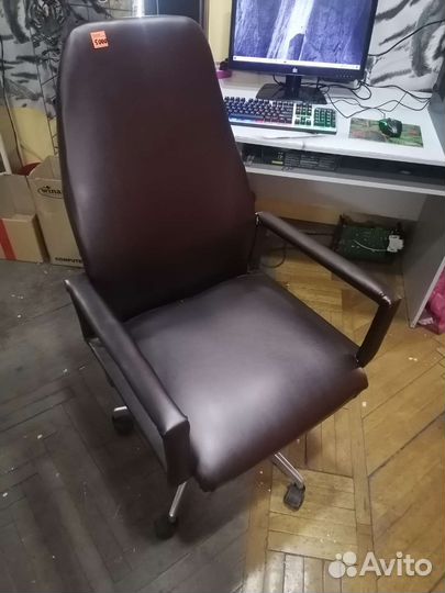 Офисное кресло руководителя