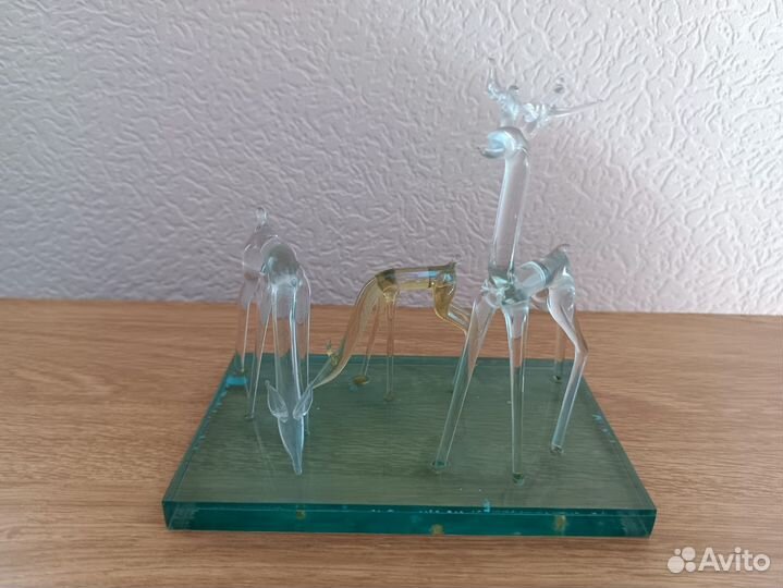 Фигурка олени на подставке