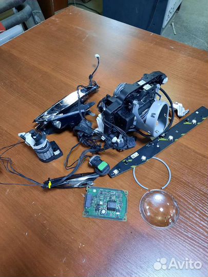 Фонарь задней крышки левый