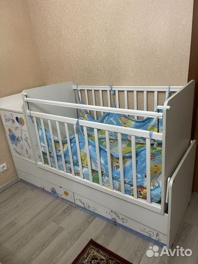 Детская кроватка с маятником и комодом