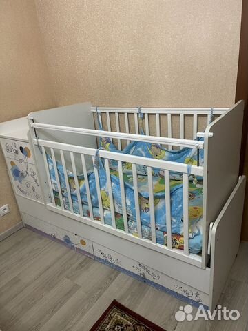Детская кроватка с маятником и комодом