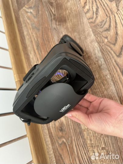 Очки виртуальной реальности с джойстиками