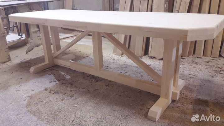Стол из дерева