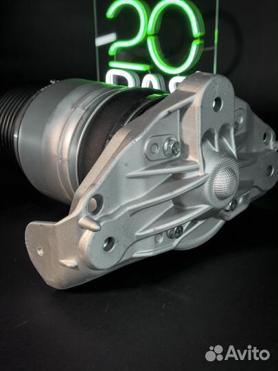 Передняя левая пневмостойка Audi Q7 4L