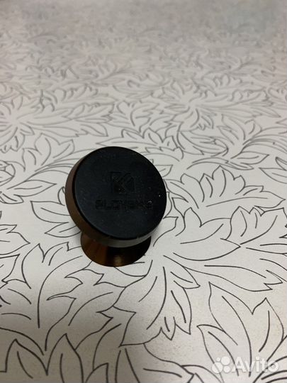 Магнитный держатель для телефона в автомобиль